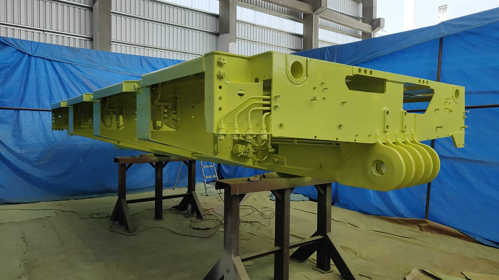 Fabricated heavy beam structure on stands